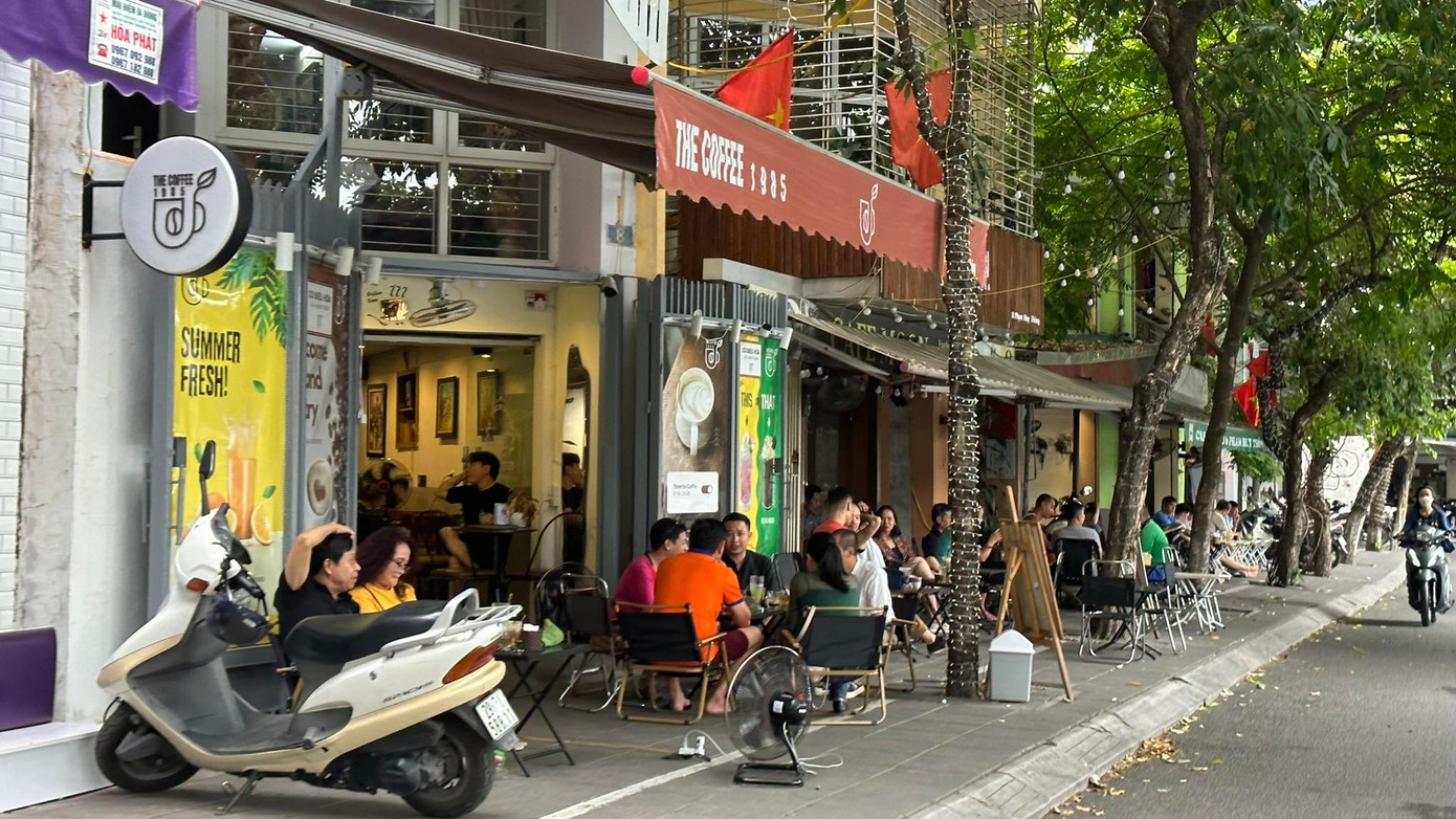 Các quán cà phê vỉa hè cũng hút khách những ngày này (Ảnh: Việt Linh).