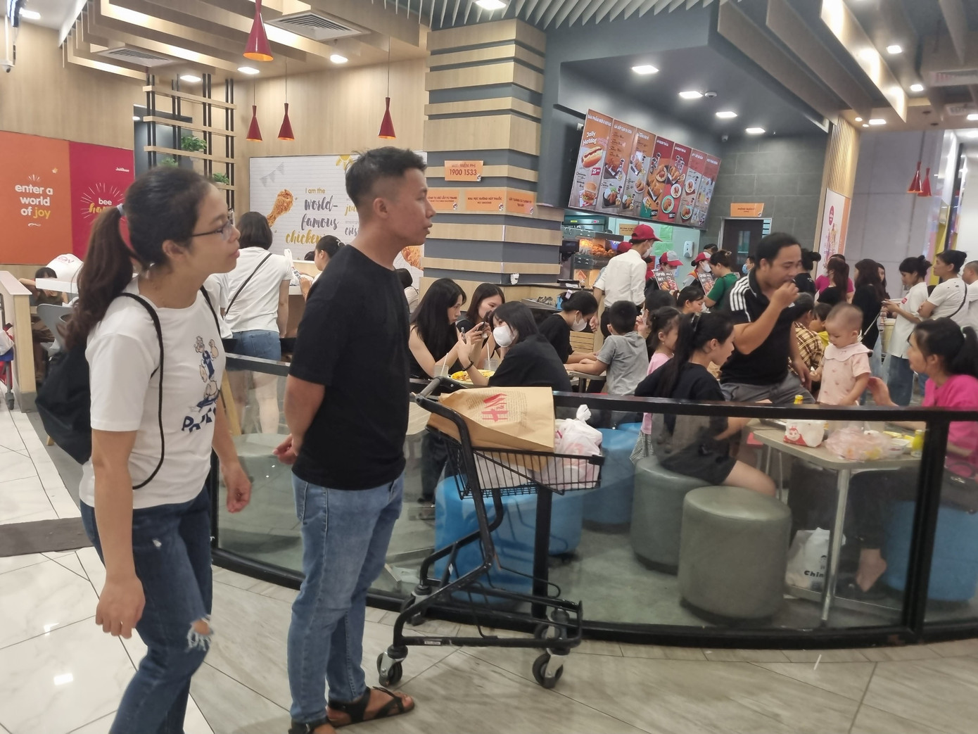 Tại một cửa hàng gà rán, khách phải đứng đợi người bên trong ăn xong mới có chỗ ngồi. Sau đó, khách phải đợi đến 30 phút mới gọi được đồ ăn.