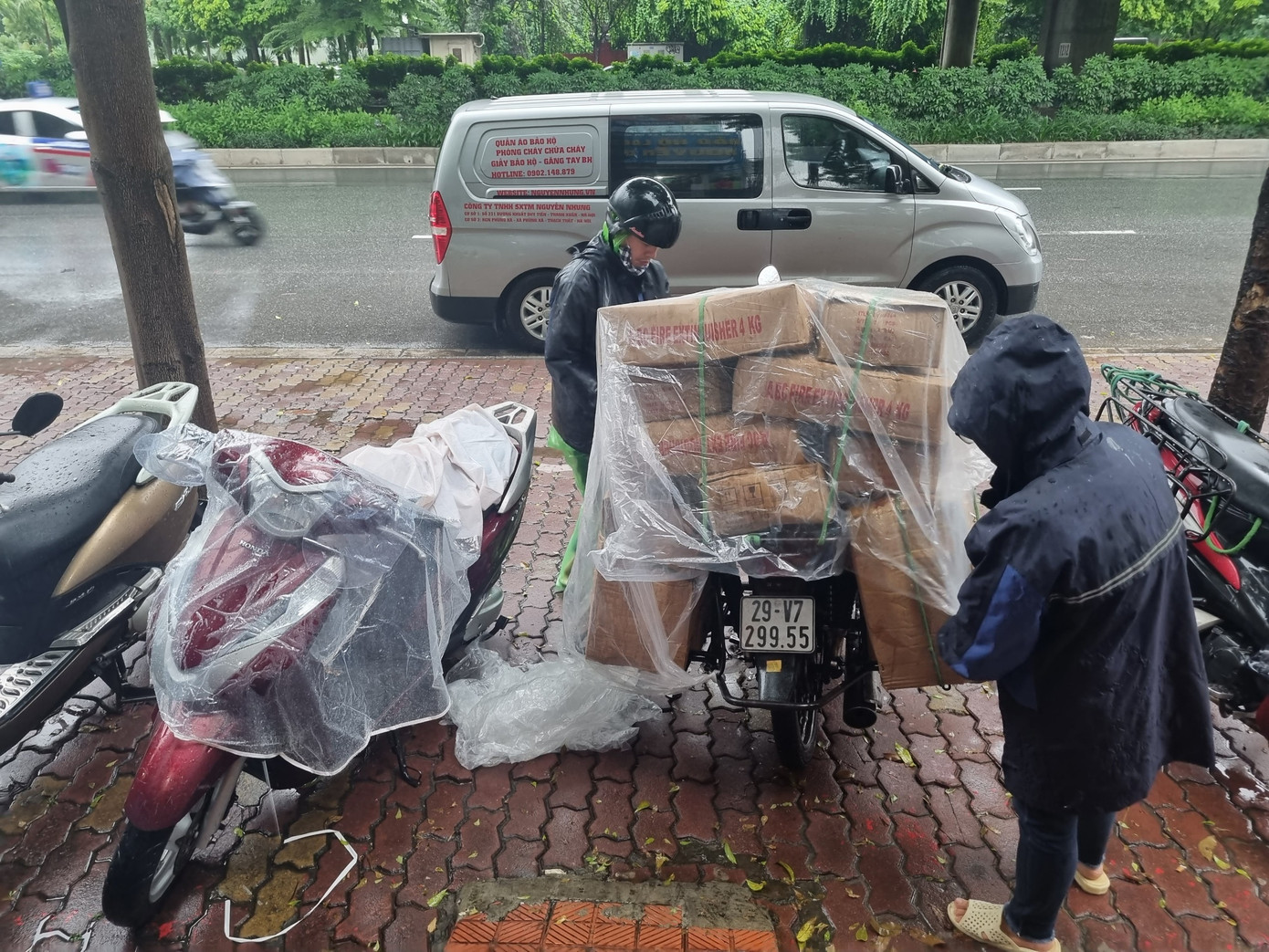 Bình chữa cháy được chuyển đến cho các khách hàng ở chung cư đặt trước (ảnh: Ngọc Mai).