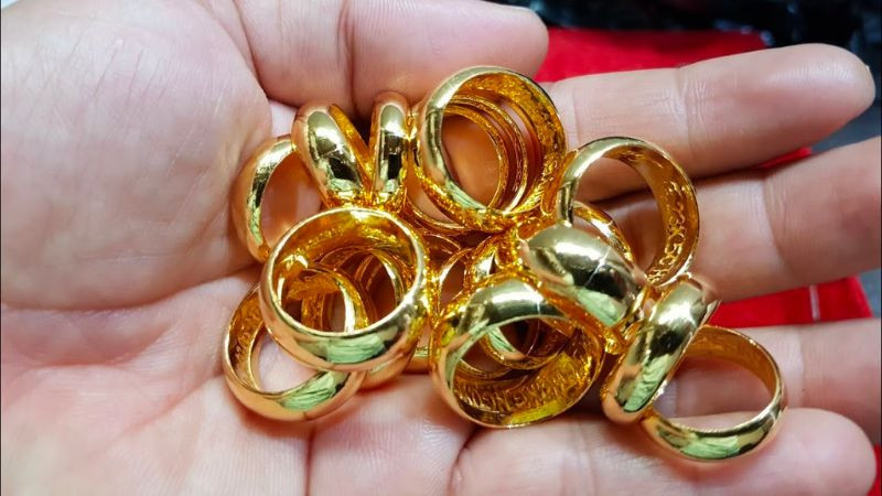 Giá vàng nhẫn được dự đoán sắp phá vỡ mức kỷ lục 66,15 triệu đồng/lượng vào đầu tháng 2 vừa qua. Giá vàng nhẫn được dự đoán sắp phá vỡ mức kỷ lục 66,15 triệu đồng/lượng vào đầu tháng 2 vừa qua.