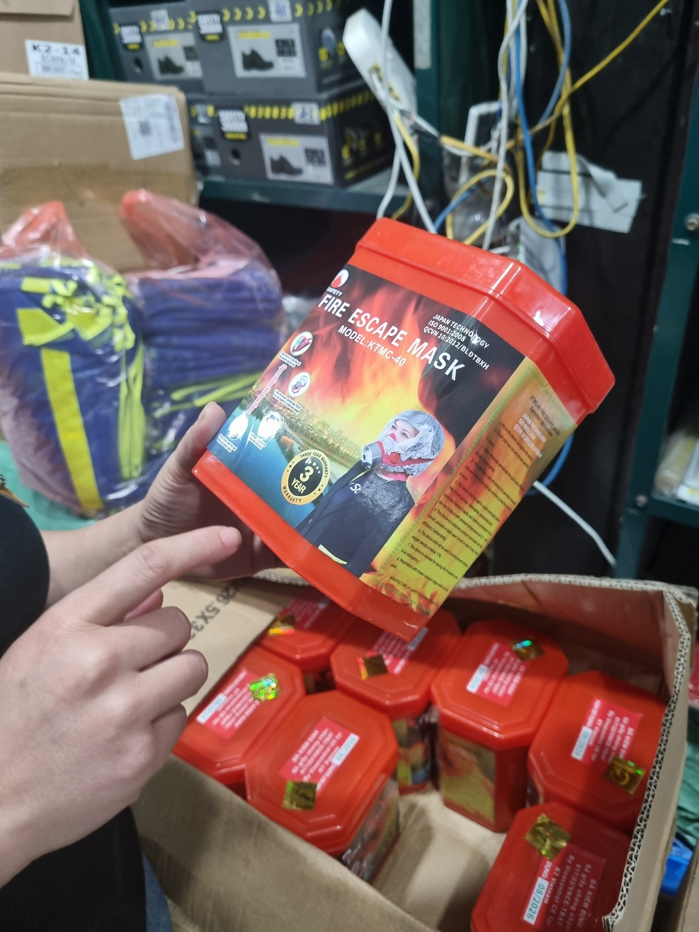 Mặt nạ phòng độc do Việt Nam sản xuất có hạn sử dụng đến năm 2026 với giá 200.000 đồng/bộ (ảnh: Ngọc Mai).