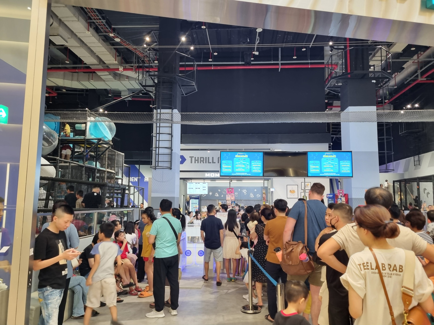 Khu vui chơi trong trung tâm thương mại trên đường Lạc Long Quân (Tây Hồ) phải xếp hàng mua vé với mức vé ngày lễ 350.000 đồng/người.