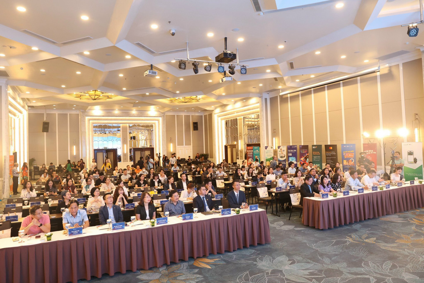 Toàn cảnh họp báo chuỗi sự kiện Ngày Thẻ Việt Nam 2023 ngày 20/9 tại Hà Nội Toàn cảnh họp báo chuỗi sự kiện Ngày Thẻ Việt Nam 2023 ngày 20/9 tại Hà Nội