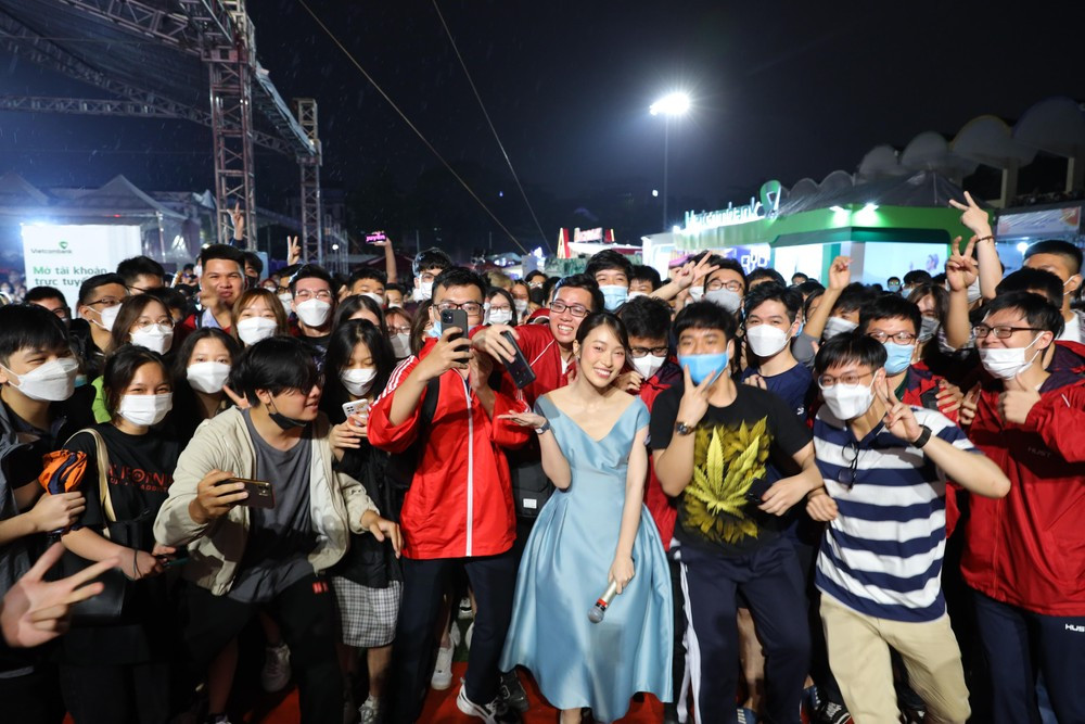 Các bạn trẻ giao lưu cùng Đại sứ Ngày Thẻ Việt Nam 2022.