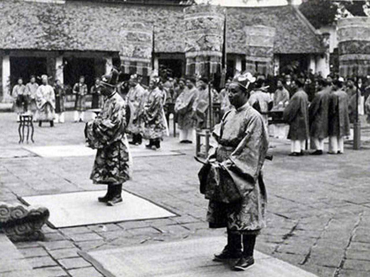 Khi dư luận xôn xao việc thi cử của triều đình có nhiều gian lận, chúa Trịnh Tạc đã ứng xử như thế nào?