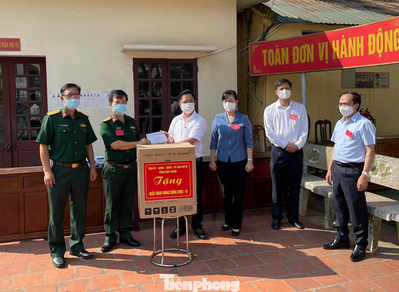 Bí thư tỉnh ủy Bắc Ninh Đào Hồng Lan trao tặng khẩu trang cho Trung đoàn 833- một trong những địa điểm cách ly tập trung trước khi bỏ phiếu bầu cử