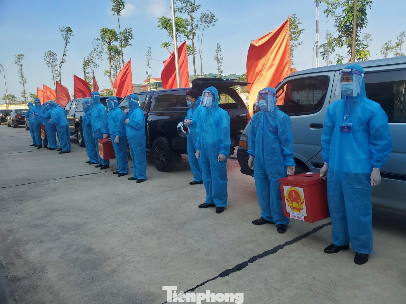 Các chiến sỹ chuẩn bị xuất phát vào các điểm bầu cử tại khu cách ly