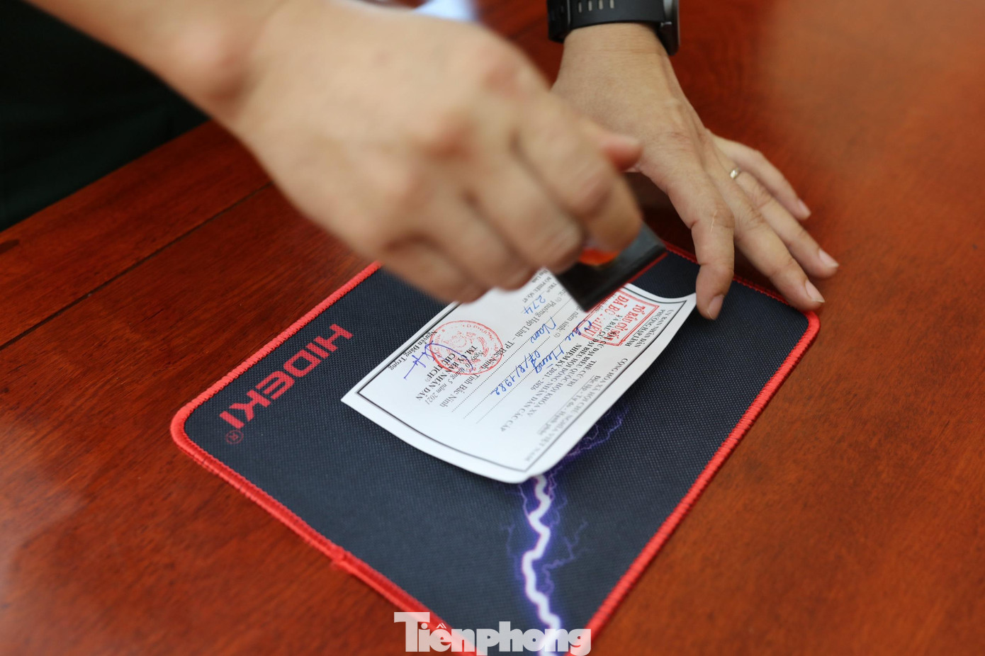 Đóng dấu xác nhân vào phiếu cử tri