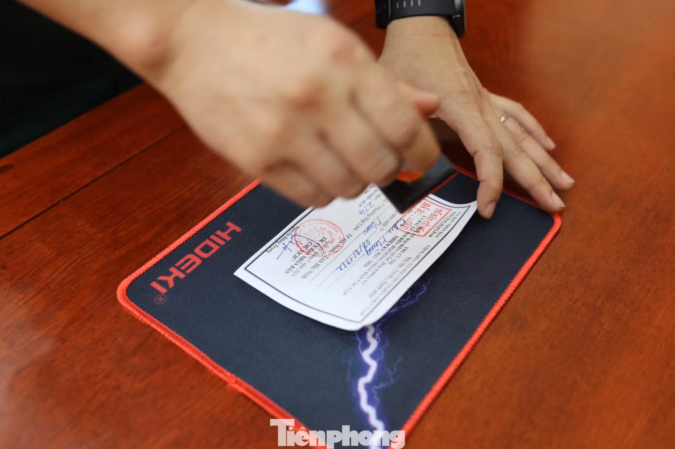 Đóng dấu xác nhân vào phiếu cử tri