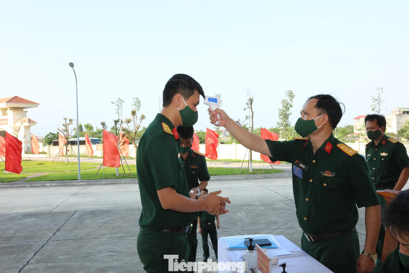 Các cử tri đều được đo thân nhiệt trước khi vào bỏ phiếu