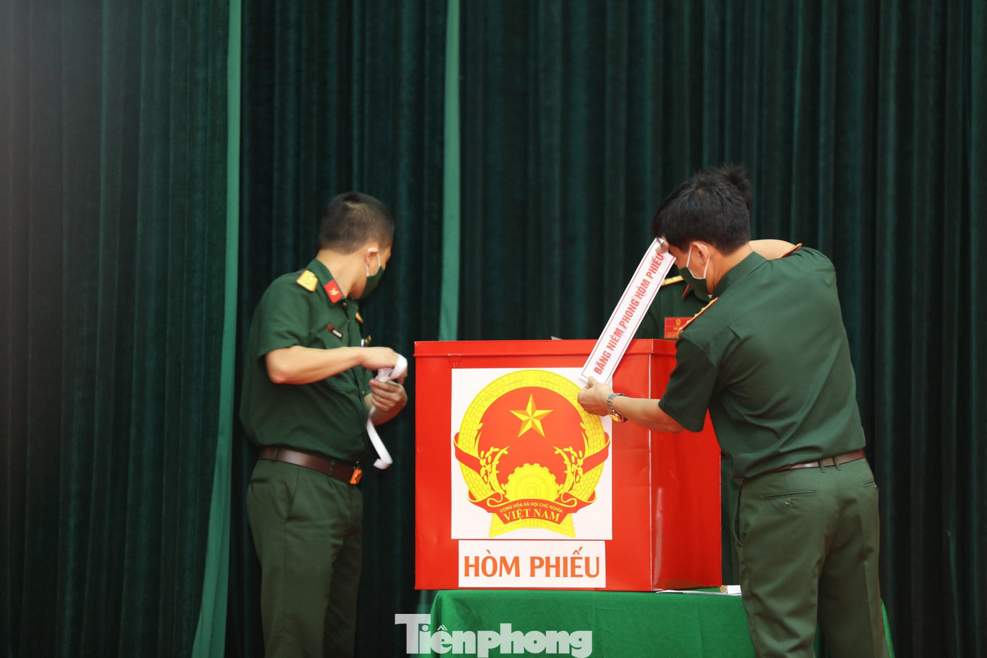 Niêm phong hòm phiếu