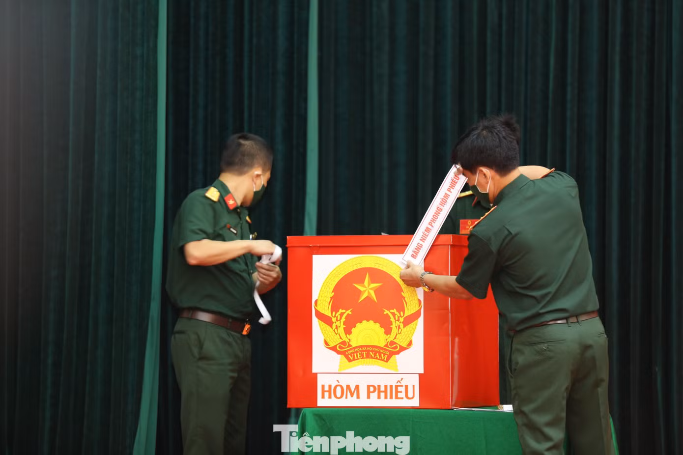 Niêm phong hòm phiếu