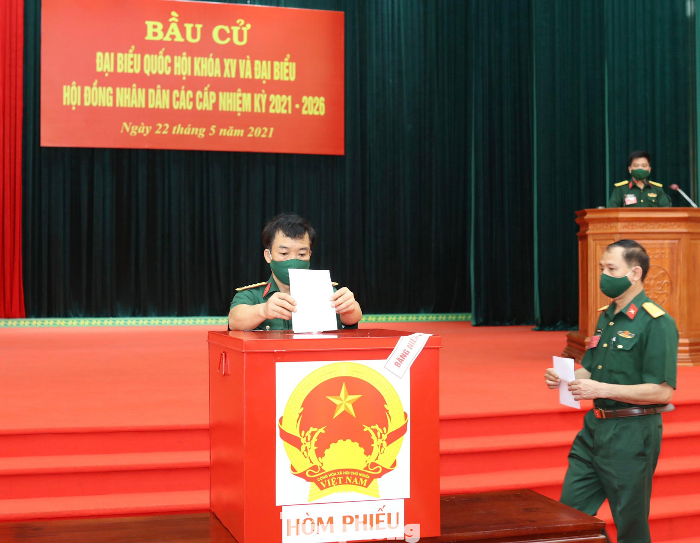 Cử tri chính thức thực hiện quyền công dân