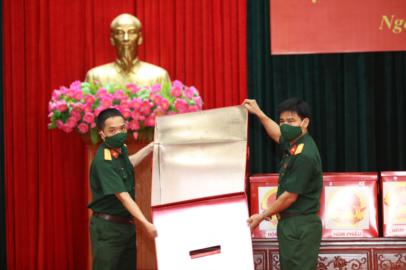 Thủ tục kiểm tra hòm phiếu. Điểm bầu cử này có 1 hòm phiếu chính và 5 hòm phiếu phụ