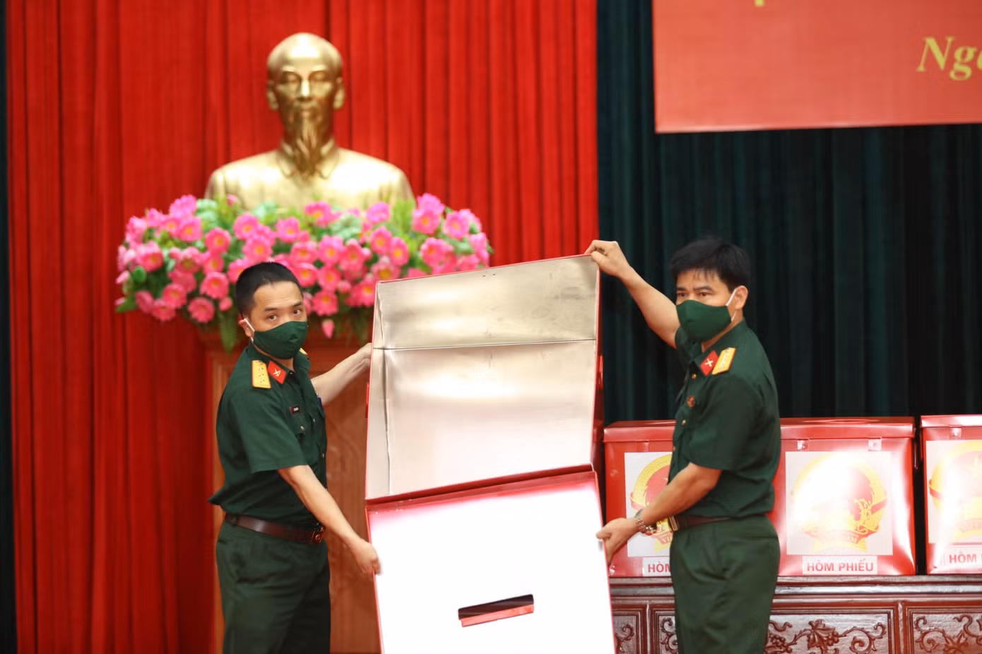 Thủ tục kiểm tra hòm phiếu. Điểm bầu cử này có 1 hòm phiếu chính và 5 hòm phiếu phụ
