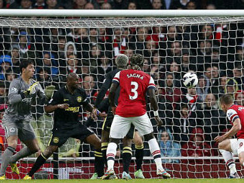 Podolski đánh đầu mở tỷ số cho Arsenal