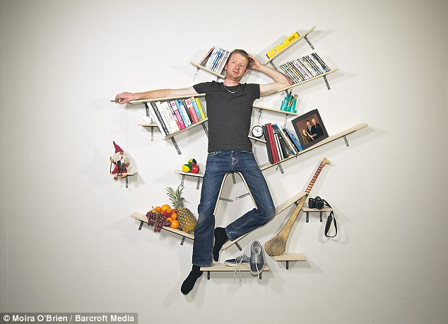 Những chiếc giá sách còn dùng để đặt các loại đồ dùng, rất tiện lợi cho người sử dụng 