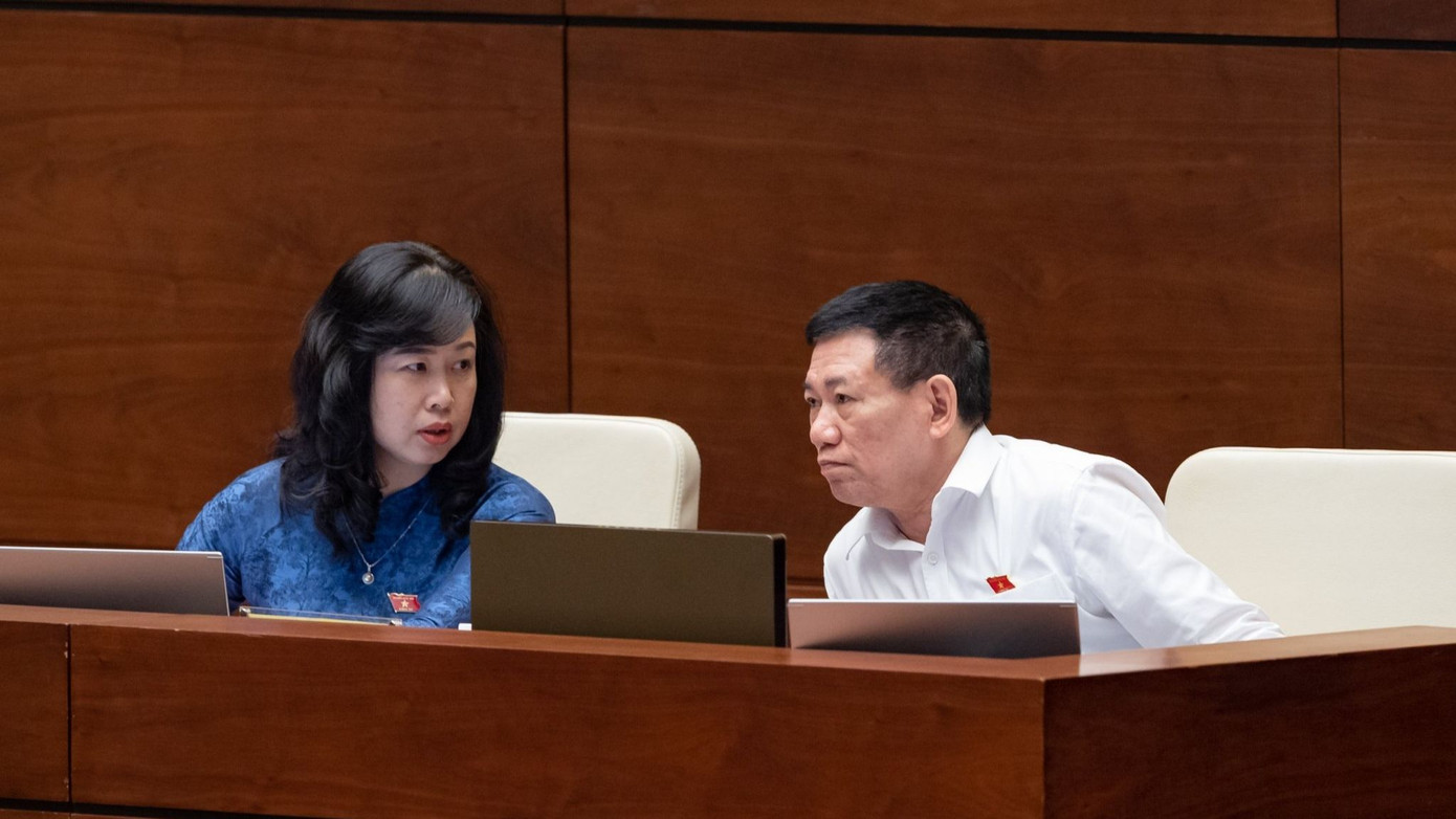 Bộ trưởng Y tế và Bộ trưởng Tài chính tại phiên thảo luận sáng 29/5. Ảnh: QH Bộ trưởng Y tế và Bộ trưởng Tài chính tại phiên thảo luận sáng 29/5. Ảnh: QH