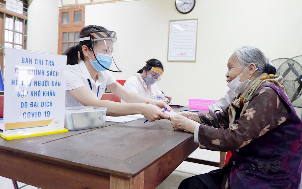 ĐBQH kiến nghị, ngoài tăng lương cho cán bộ, công chức từ 1/7, cần gói an sinh để "tiếp sức" cho dân (Ảnh minh hoạ)