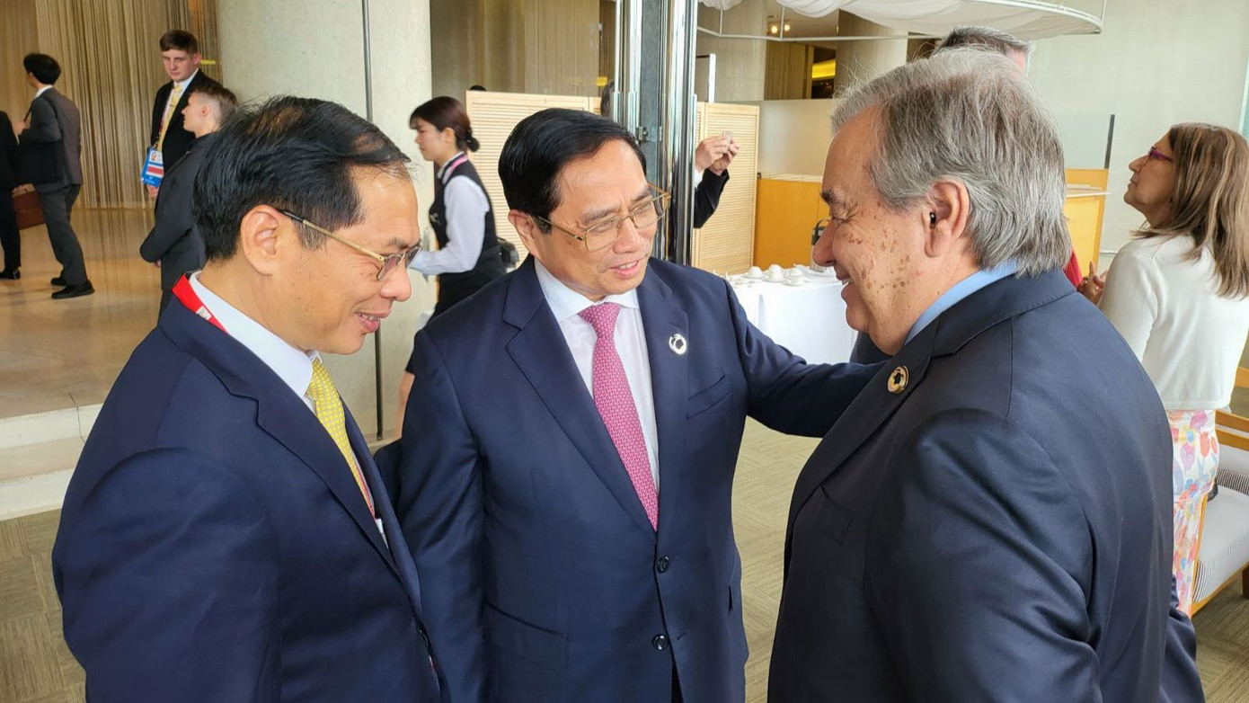 Thủ tướng Phạm Minh Chính trao đổi với đại biểu bên lề phiên thảo luận. (Ảnh: KB)