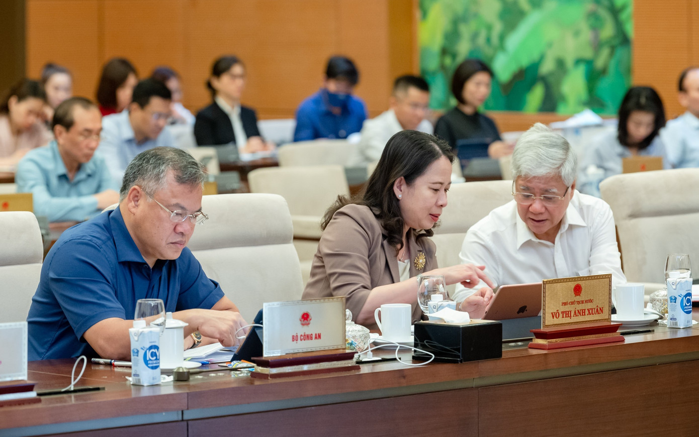 Các đại biểu tham dự phiên họp sáng 10/5