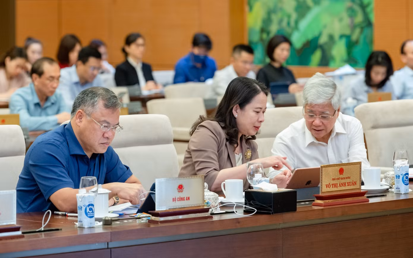 Các đại biểu tham dự phiên họp sáng 10/5