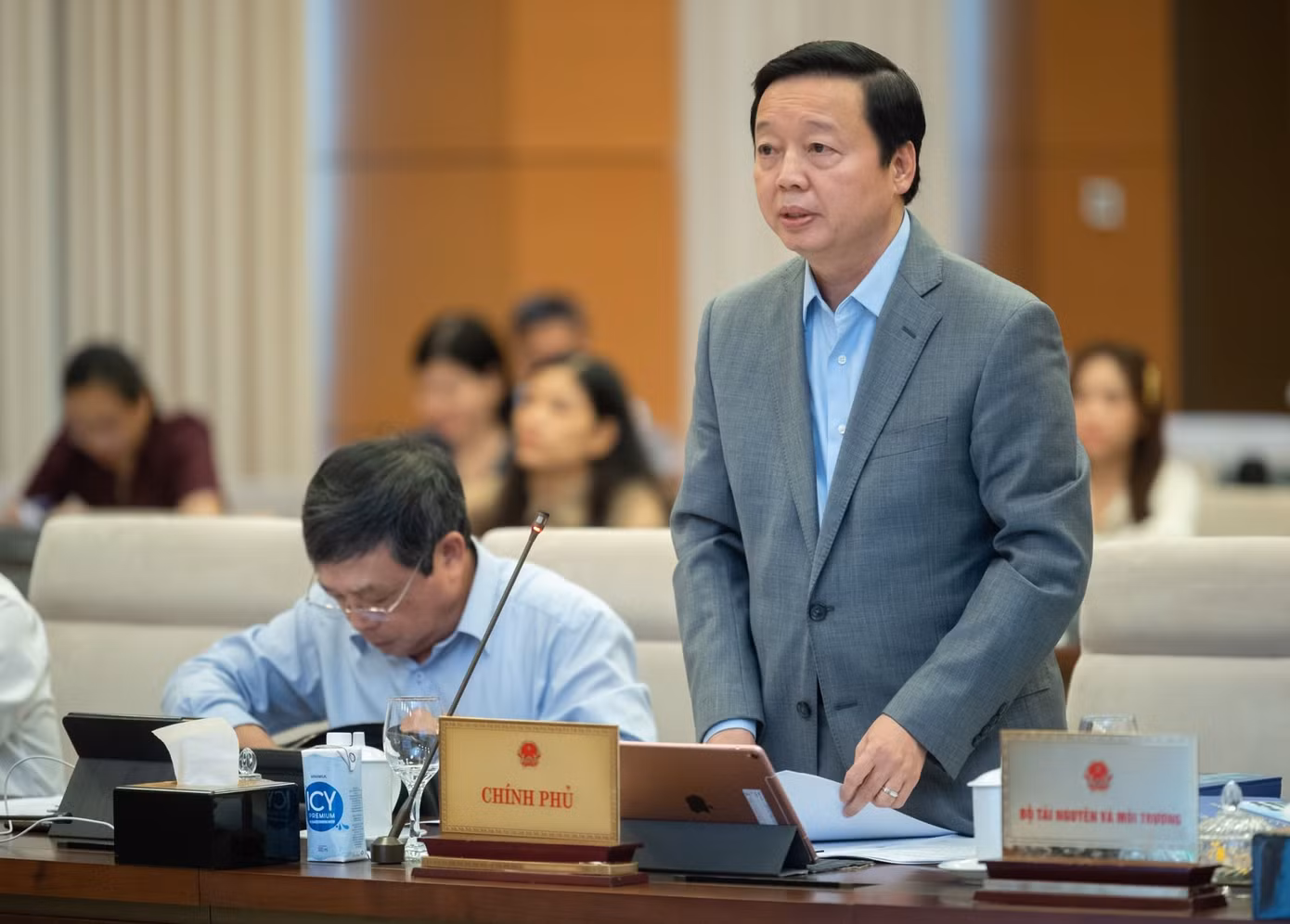 Phó Thủ tướng Trần Hồng Hà tại phiên họp