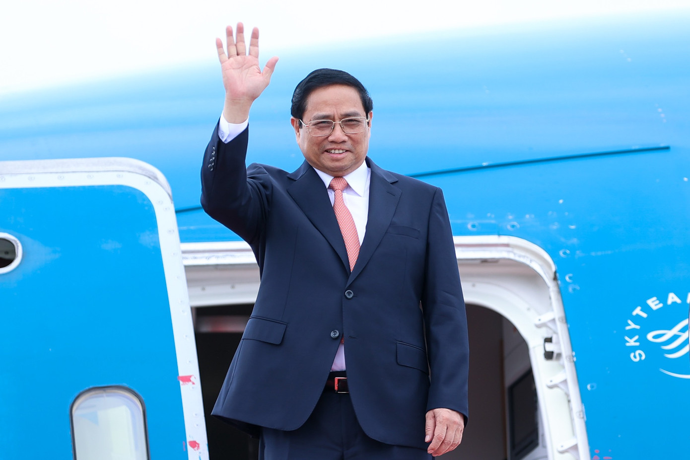 13 giờ 55 phút giờ địa phương (11 giờ 55 phút giờ Việt Nam), chuyên cơ chở Thủ tướng Phạm Minh Chính cùng đoàn đại biểu cấp cao Việt Nam tới sân bay quốc tế Hiroshima - Nhật Bản 13 giờ 55 phút giờ địa phương (11 giờ 55 phút giờ Việt Nam), chuyên cơ chở Thủ tướng Phạm Minh Chính cùng đoàn đại biểu cấp cao Việt Nam tới sân bay quốc tế Hiroshima - Nhật Bản