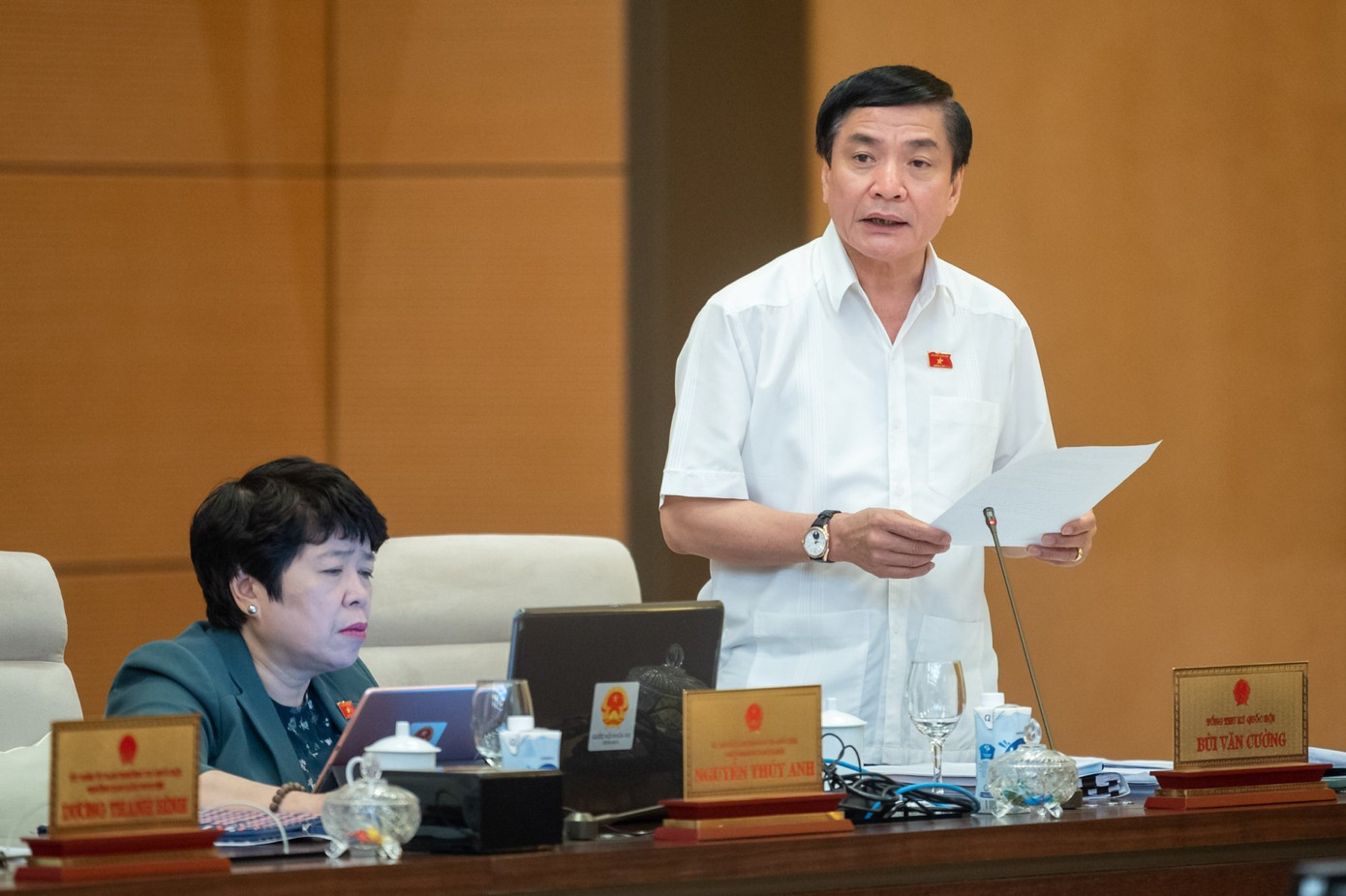 Tổng Thư ký Quốc hội Bùi Văn Cường báo cáo tại phiên họp.