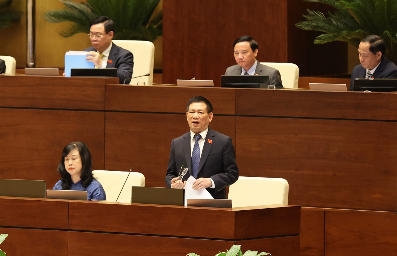 Bộ trưởng Bộ Tài chính Hồ Đức Phớc trao đổi tại nghị trường Quốc hội. Ảnh: Như Ý. Bộ trưởng Bộ Tài chính Hồ Đức Phớc trao đổi tại nghị trường Quốc hội. Ảnh: Như Ý.