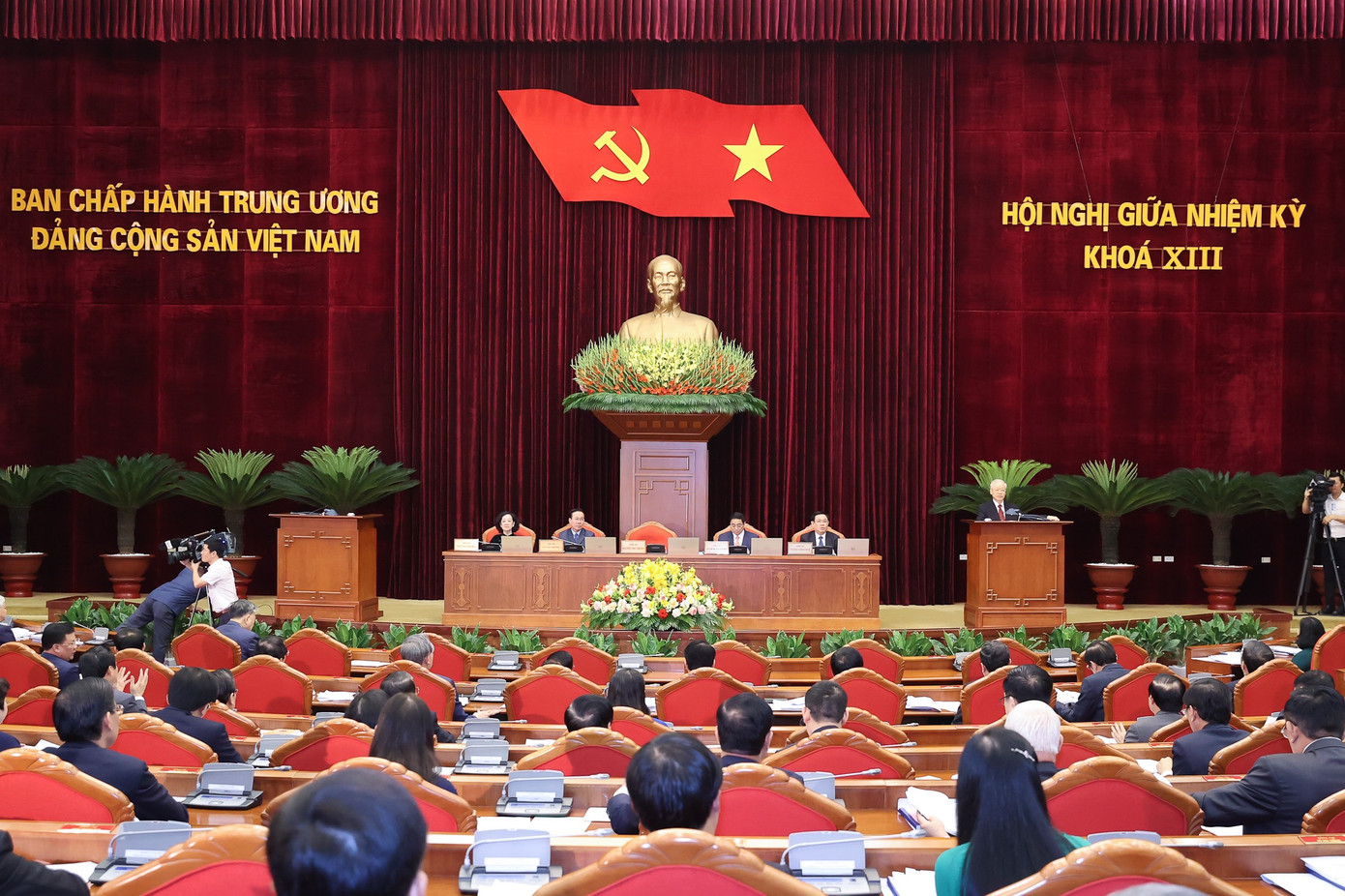 Toàn cảnh Hội nghị giữa nhiệm kỳ Ban Chấp hành Trung ương Đảng khóa XIII. Ảnh Nhật Minh Toàn cảnh Hội nghị giữa nhiệm kỳ Ban Chấp hành Trung ương Đảng khóa XIII. Ảnh Nhật Minh