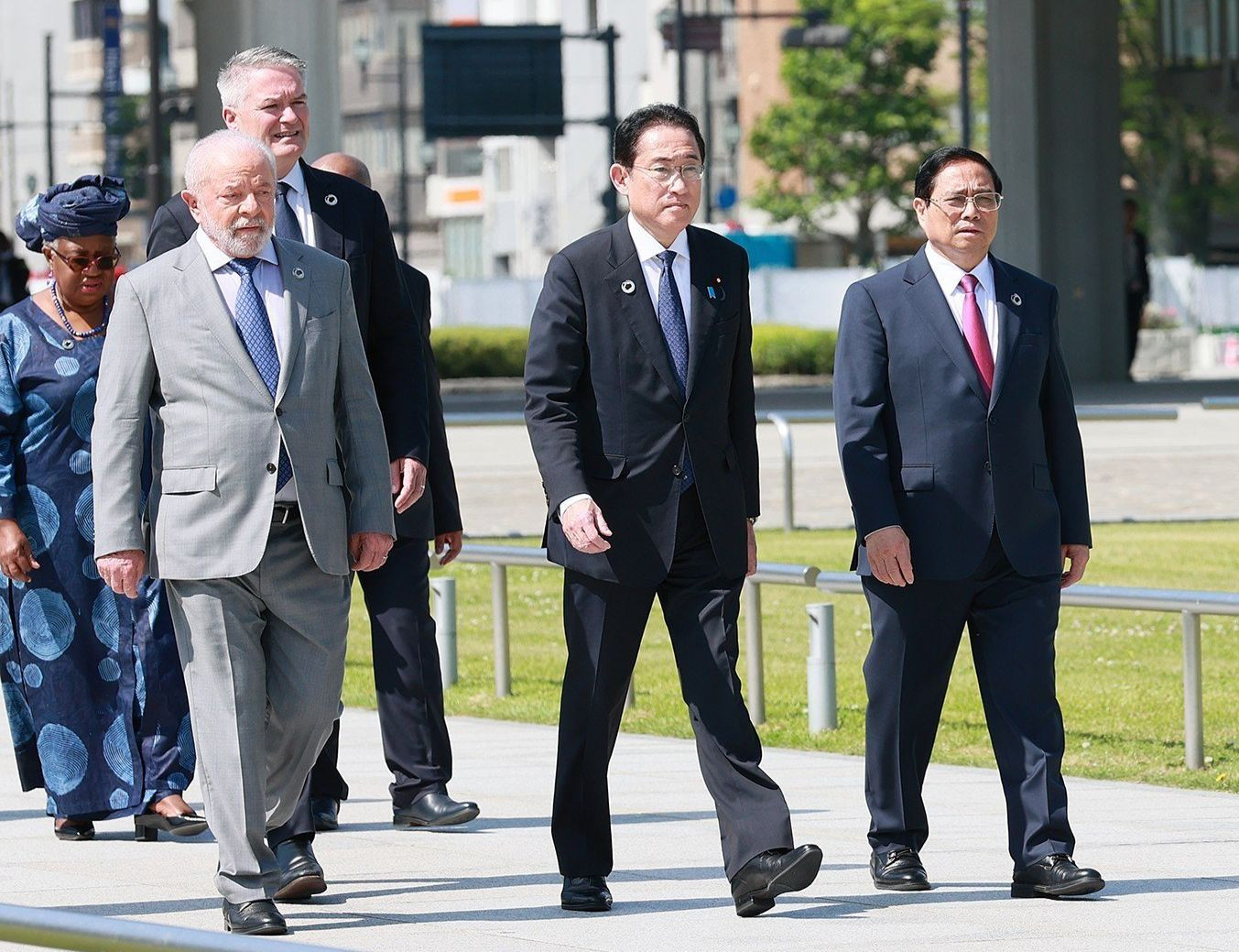 Thủ tướng Chính phủ Phạm Minh Chính và lãnh đạo các nước đến thăm Công viên tưởng niệm hòa bình Hiroshima, sáng 21/5. Ảnh Dương Giang