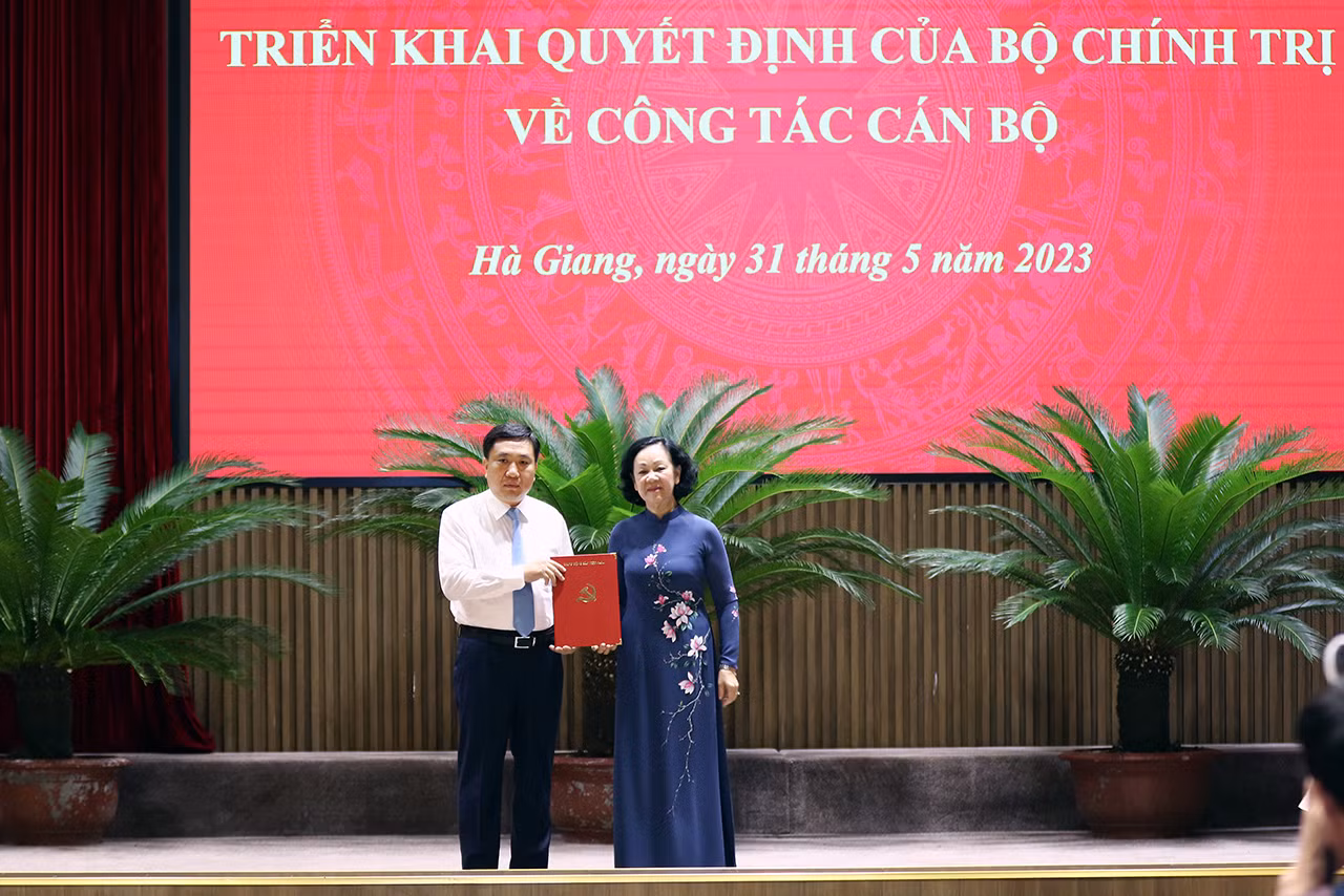 Bộ Chính trị quyết định giao ông Nguyễn Mạnh Dũng, Phó Bí thư Tỉnh ủy giữ chức Quyền Bí thư Tỉnh ủy Hà Giang nhiệm kỳ 2020 – 2025 đến khi kiện toàn chức danh Bí thư Tỉnh ủy. Ảnh: PV Bộ Chính trị quyết định giao ông Nguyễn Mạnh Dũng, Phó Bí thư Tỉnh ủy giữ chức Quyền Bí thư Tỉnh ủy Hà Giang nhiệm kỳ 2020 – 2025 đến khi kiện toàn chức danh Bí thư Tỉnh ủy. Ảnh: PV