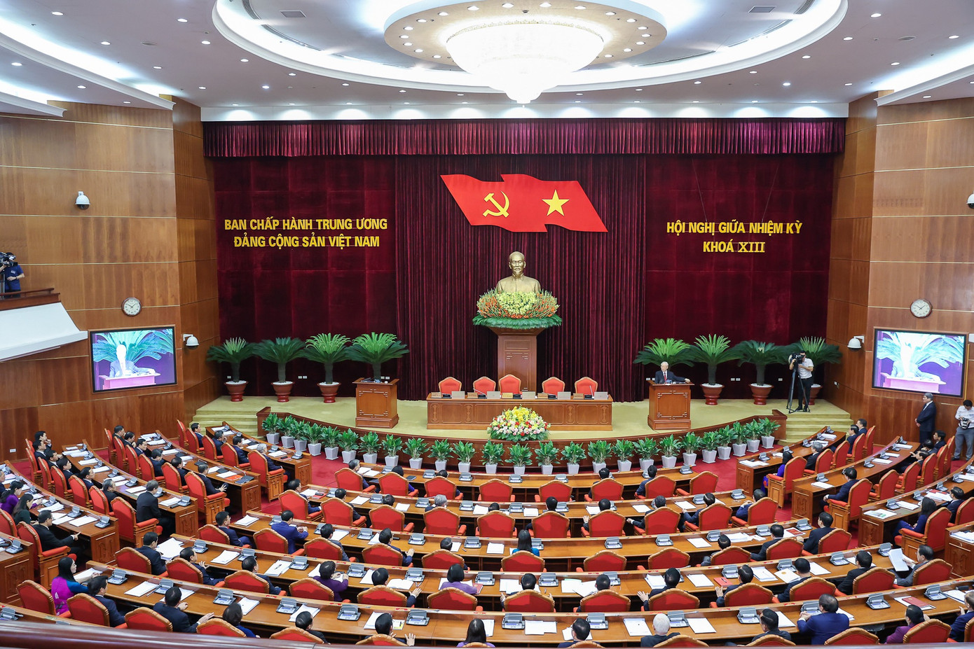 Hội nghị giữa nhiệm kỳ Ban Chấp hành Trung ương Đảng khóa XIII diễn ra từ ngày 15 - 17/5, tại Thủ đô Hà Nội