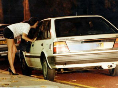 Gái mại dâm Anh chèo kéo khách trên đường phố London Ảnh metro.co.uk. Gái mại dâm Anh chèo kéo khách trên đường phố London Ảnh metro.co.uk