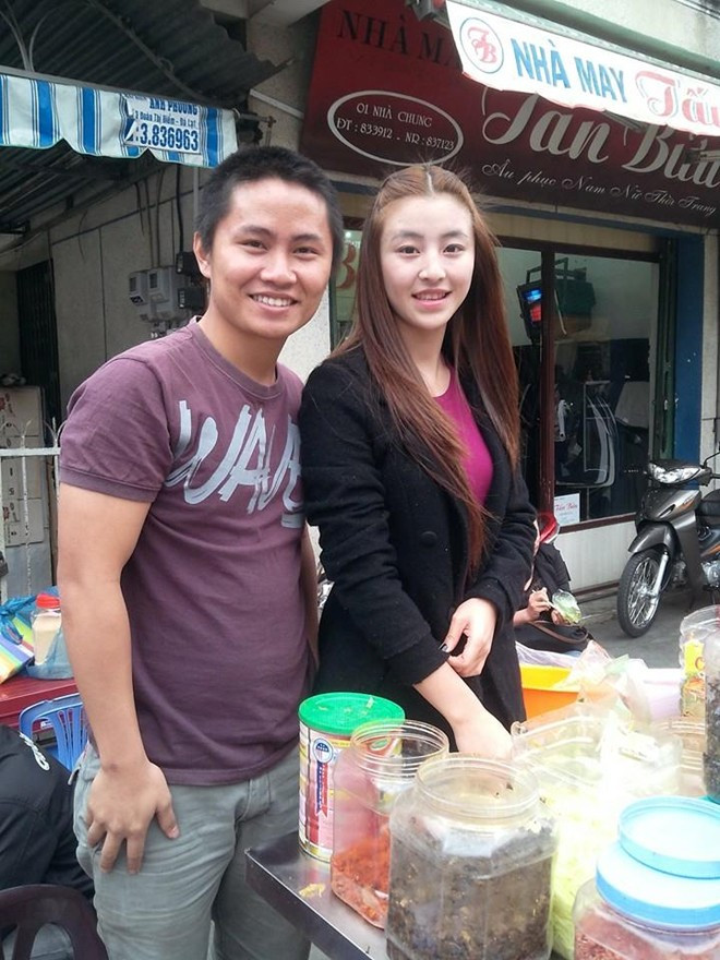 Bảo Chi chụp ảnh kỷ niệm cùng khách. (Ảnh: Xuân Cường) 