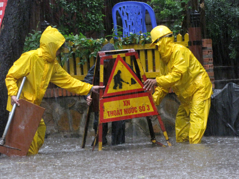 Nhân viên xí nghiệp thoát nước số 3 có mặt tại các điểm đen để khơi thông cống rãnh