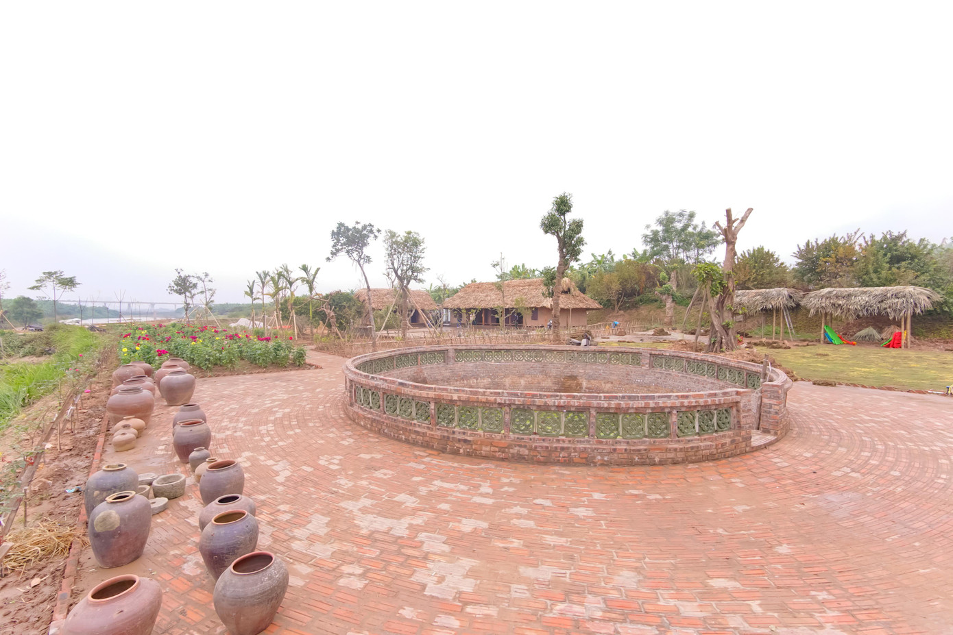 ...và khu vực Bắc Bộ nơi tái hiện một ngôi làng thu nhỏ với các chi tiết đặc trưng như cổng làng, cây đa, giếng nước và ngôi nhà 5 gian, những đồ dùng, vật dụng của những năm 1990.