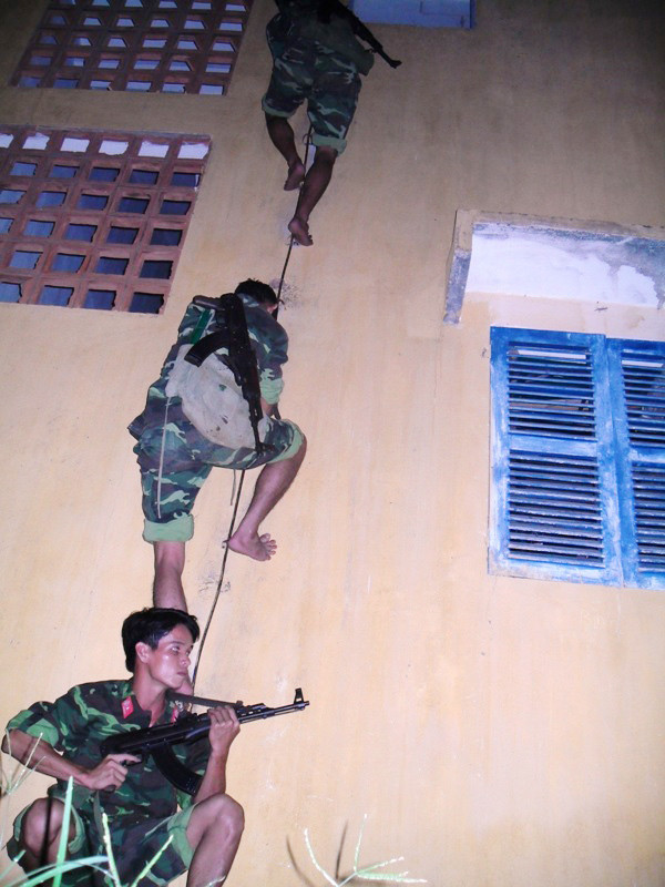 Leo tường giải cứu con tin Ảnh: B.P. Leo tường giải cứu con tin Ảnh: B.P