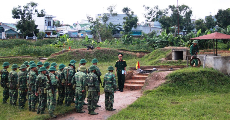 Tại bãi tập Trung đoàn 66, các “súng đội” tăng cường huấn luyện bài tập ngắm bắn mục tiêu máy bay di động
