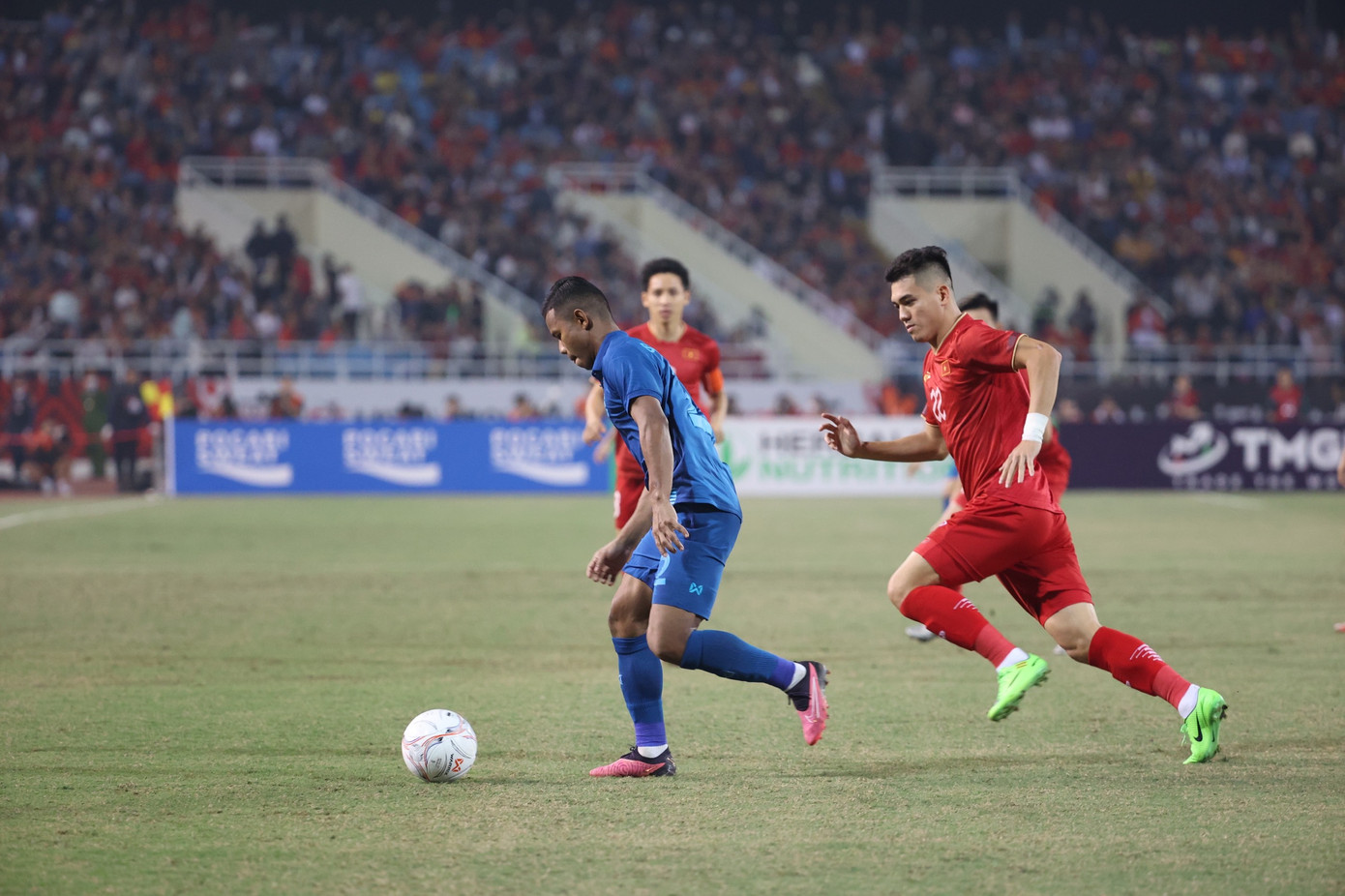 Các cầu thủ Thái Lan cầm bóng rất chắc