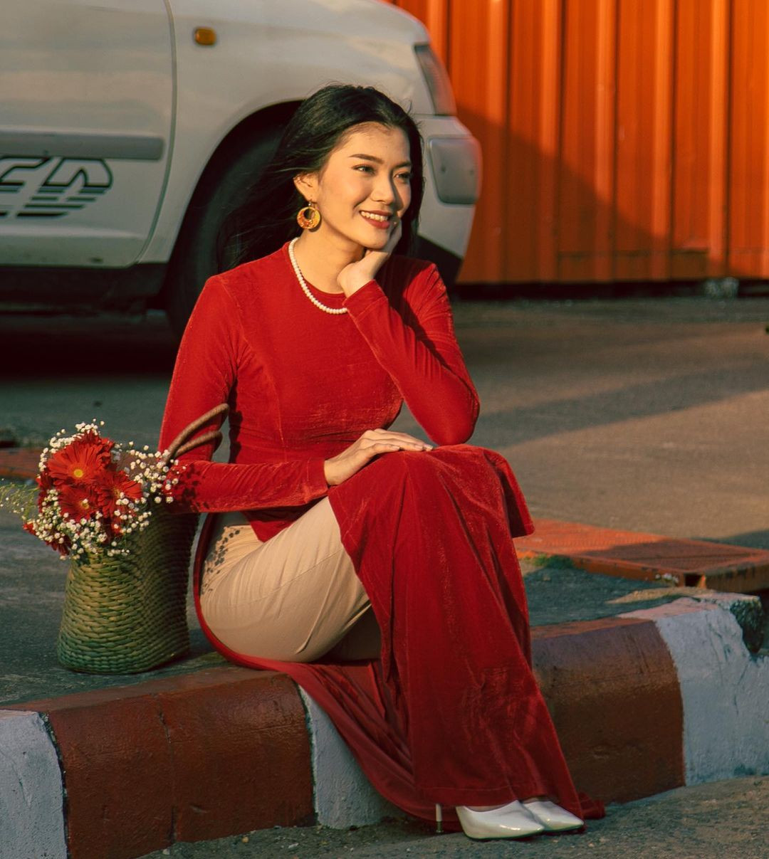 Ni Ni Lin Eain năm nay 23 tuổi, cao 1,73 m, là người mẫu ở Myanmar. Cô theo học chuyên ngành Xây dựng ở Học viện BCA, Singapore. Hiện tại, Ni Ni Lin Eain hoạt động người mẫu tự do ở phía Bắc đảo quốc sư tử.