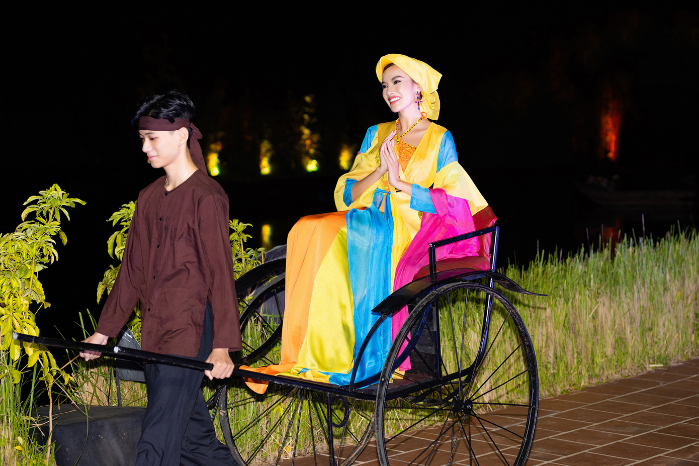 Các người đẹp hào hứng khi được ngồi xe kéo, tham gia nhảy sạp cùng người dân địa phương.