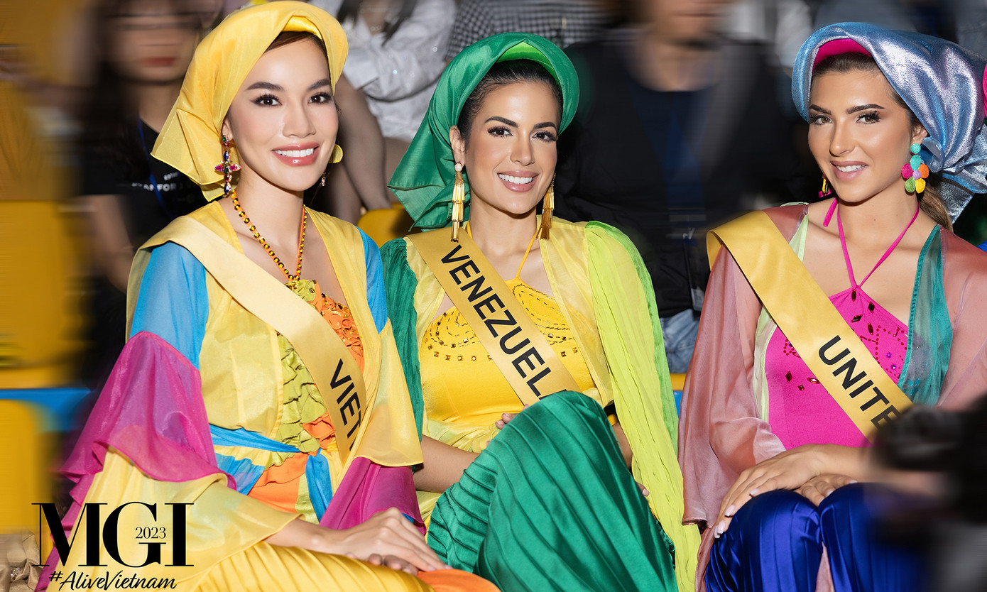 Dàn người đẹp quốc tế khoe sắc với áo tứ thân rực rỡ sắc màu. Họ đều thể hiện sự yêu thích đặc biệt dành cho trang phục này. Thiết kế bồng bềnh và chất liệu dịu nhẹ khiến các người đẹp cảm thấy thoải mái dù di chuyển nhiều. Show diễn có khoảng 3.000 người dân đến xem.