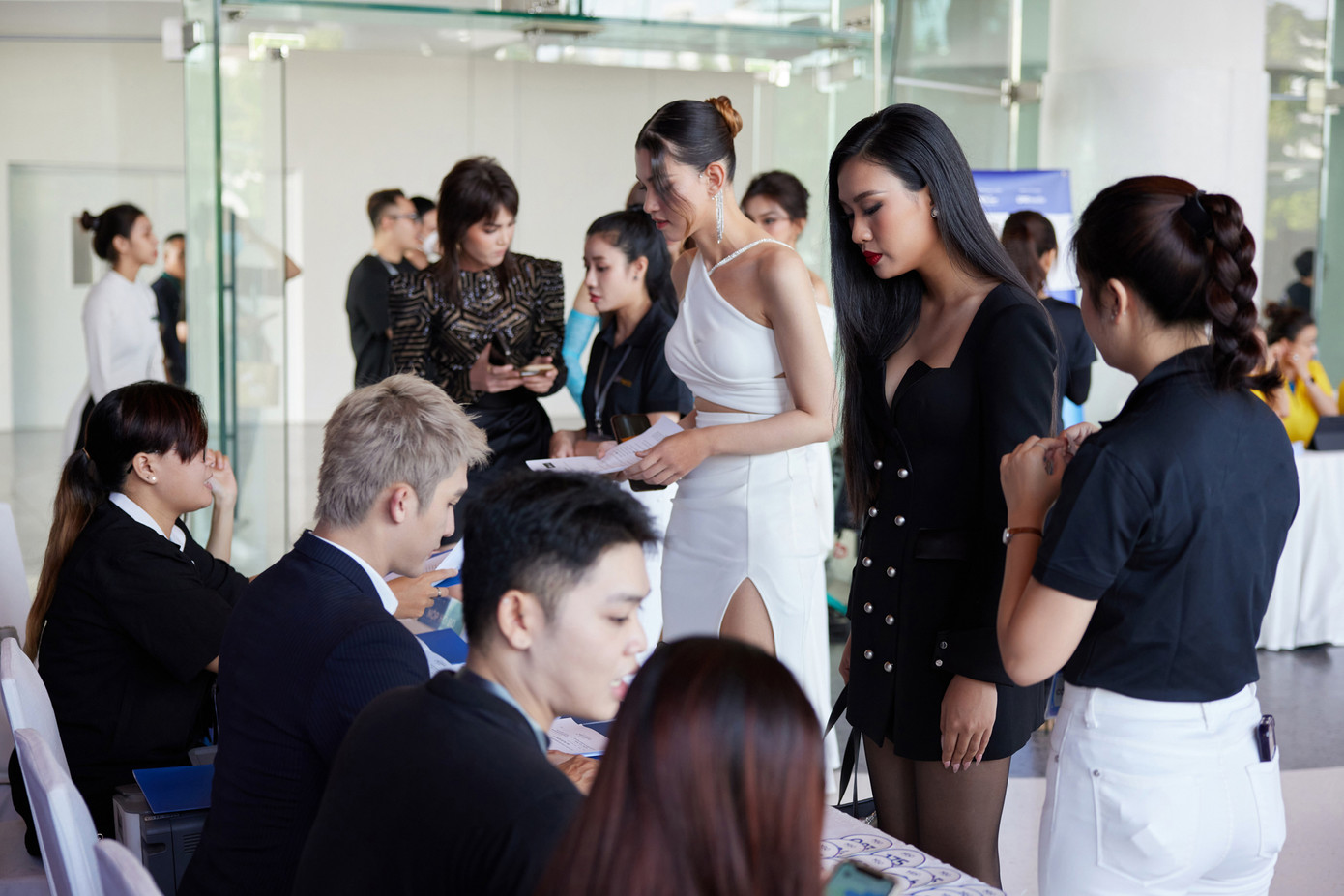 Tại ngày đầu tiên của vòng sơ khảo, các thí sinh sẽ đối diện với thử thách Walk The Talk tại phần thi ứng xử. Thí sinh sẽ có 45 giây chinh phục các giám khảo, cũng là cơ hội để họ thể hiện tư duy, quan điểm và cá tính của mình.