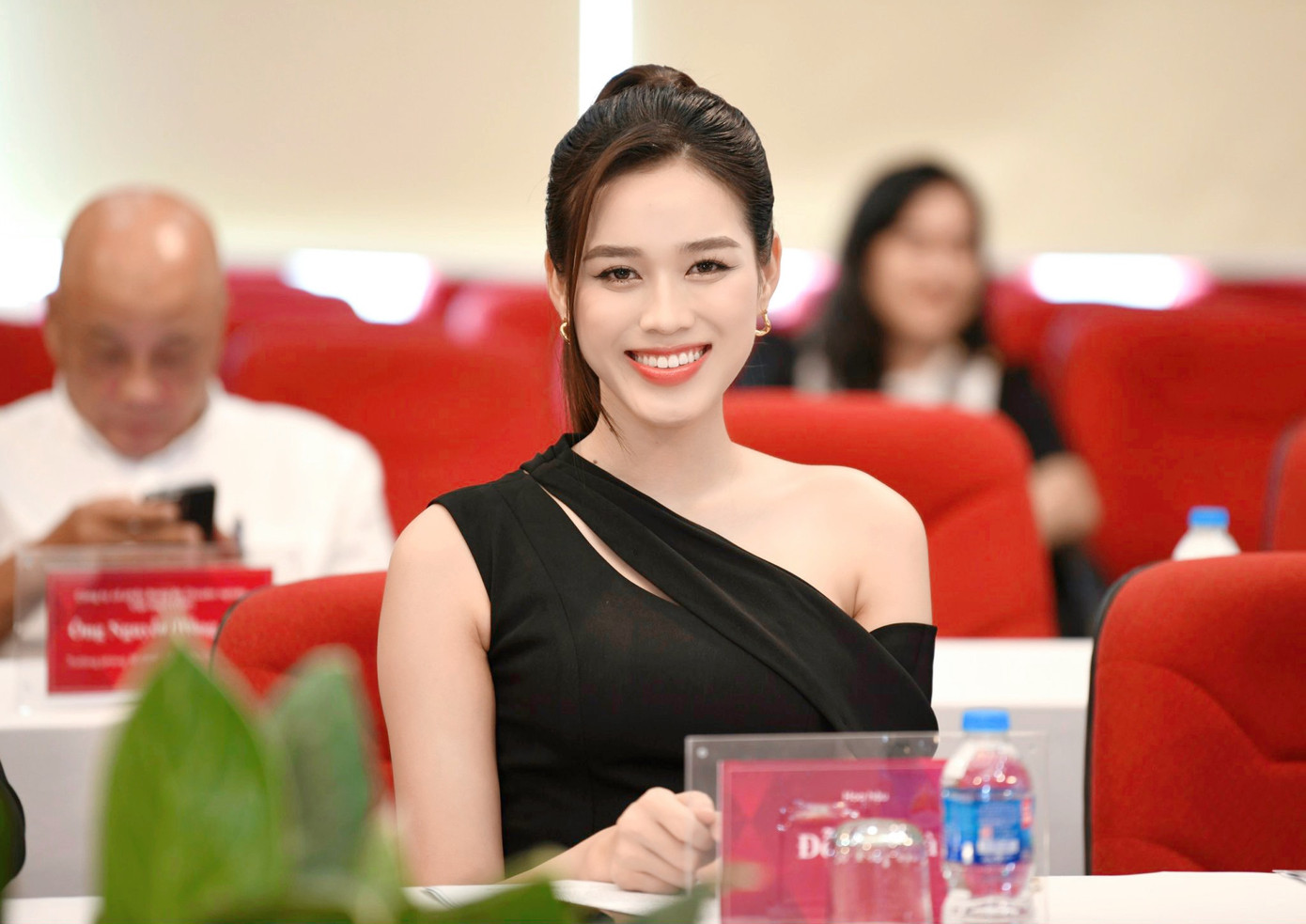 Hoa hậu Đỗ Thị Hà tại họp báo Siêu cúp Bóng đá Quốc gia 2023. Ảnh: Trọng Tài. Hoa hậu Đỗ Thị Hà tại họp báo Siêu cúp Bóng đá Quốc gia 2023. Ảnh: Trọng Tài.