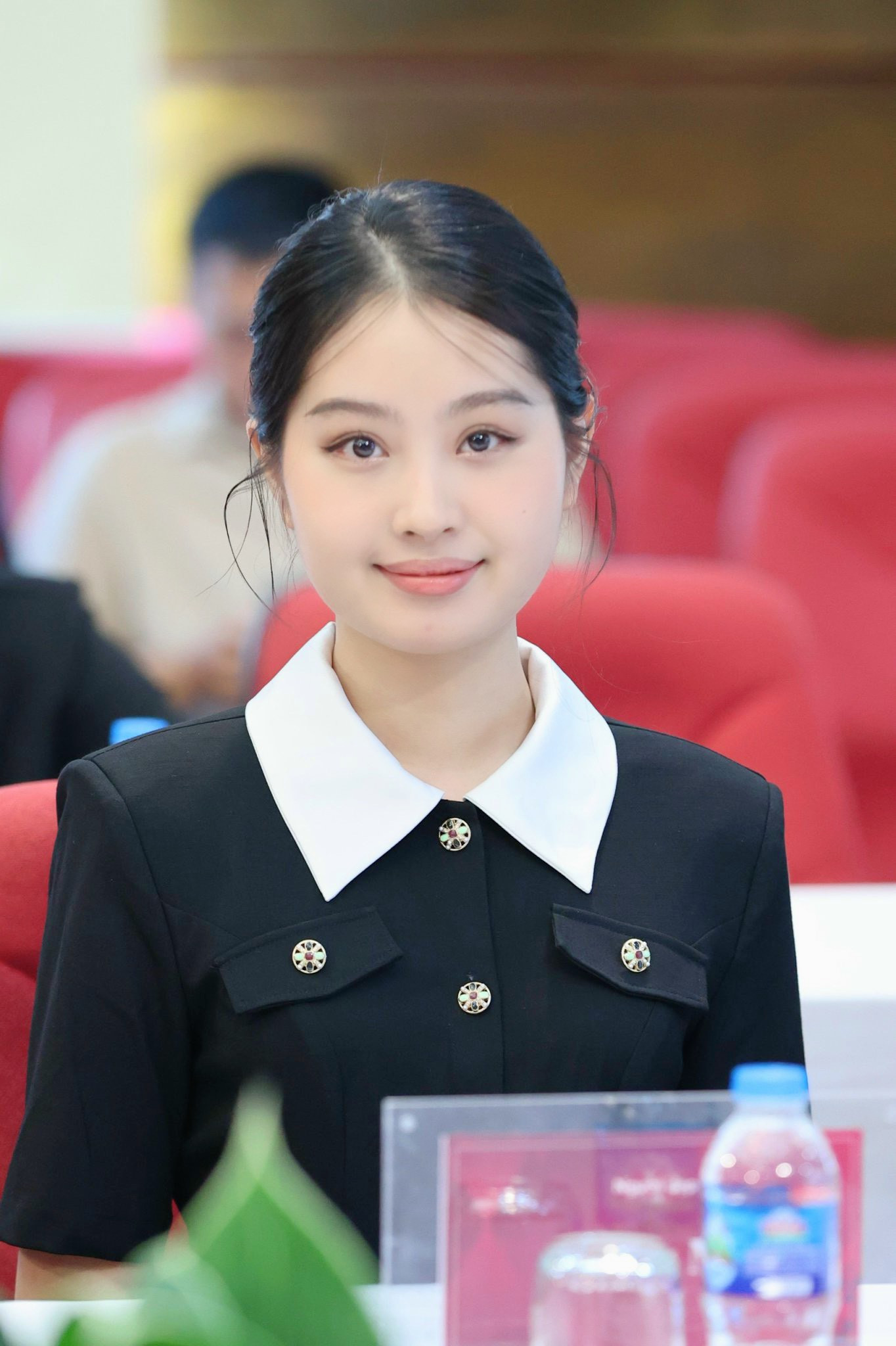 Hoa hậu Đỗ Thị Hà diện váy đen lệch vai quyến rũ, trong khi đó hai người đẹp Ngọc Mai và Giáng My chọn phong cách nền nã, thanh lịch.