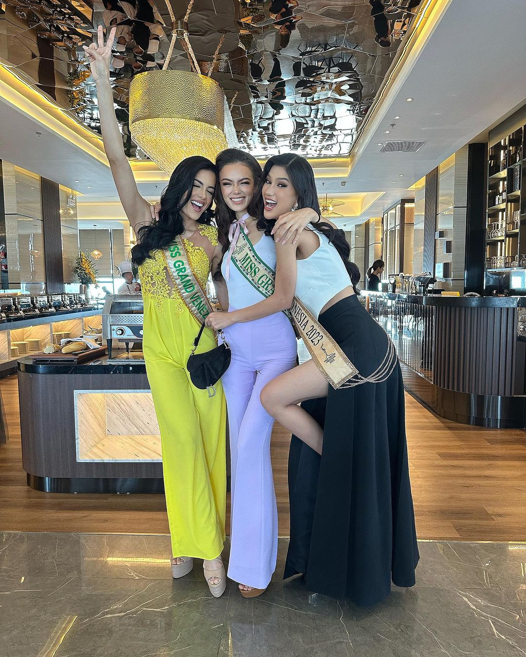 Các người đẹp Venezuela, Cộng hòa Czech, Indonesia chụp ảnh thân mật trong ngày đầu nhập cuộc.