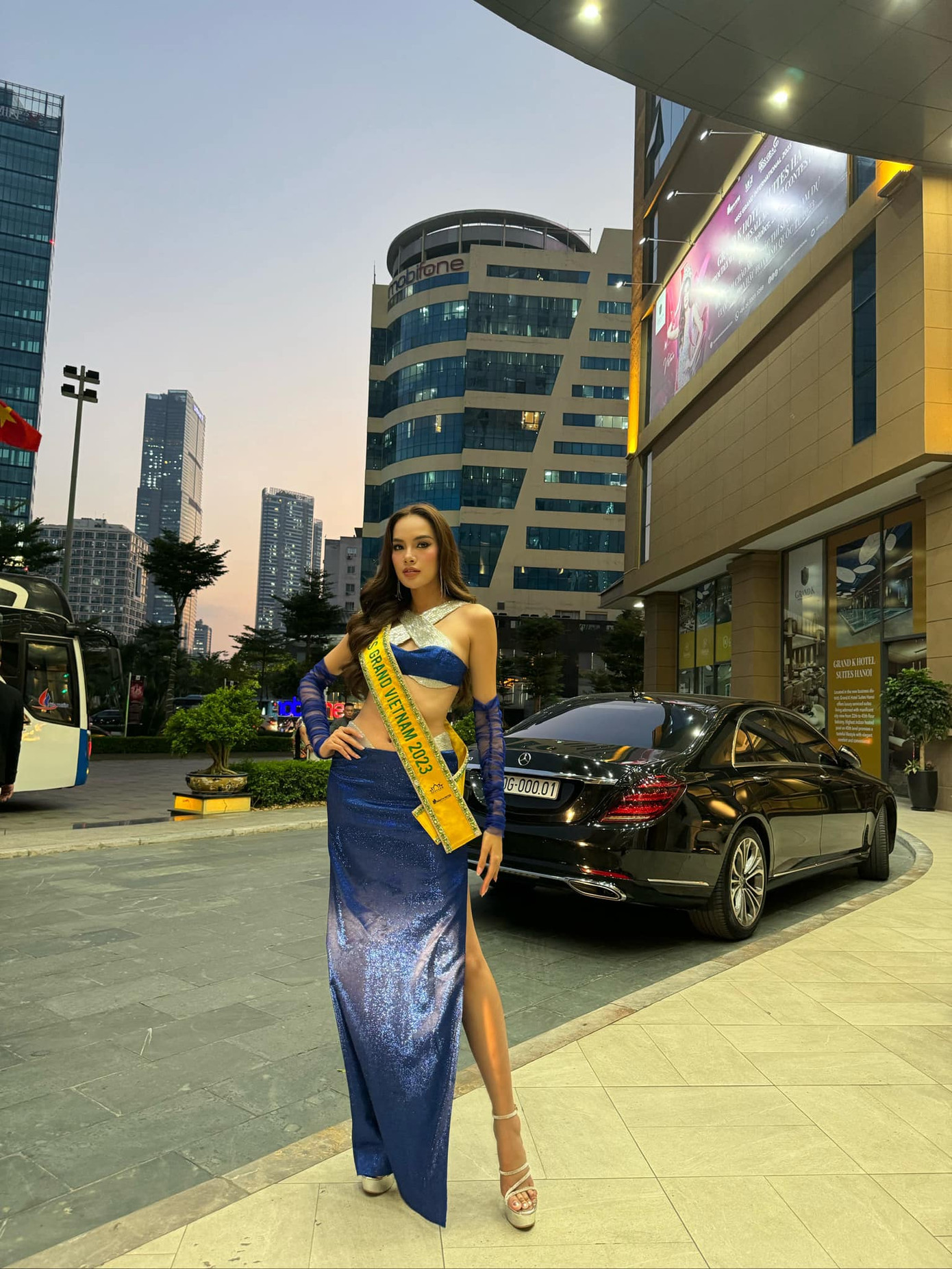 Tối 5/10, Lê Hoàng Phương và 59 thí sinh tham gia buổi tiệc chào mừng của cuộc thi Hoa hậu Hòa bình Quốc tế 2023. Đại diện Việt Nam mặc trang phục cut-out khoe thân hình nóng bỏng. Người đẹp trang điểm, làm tóc và sử dụng phụ kiện chỉn chu. Ngoại hình của Lê Hoàng Phương nhận được sự khen ngợi từ khán giả.