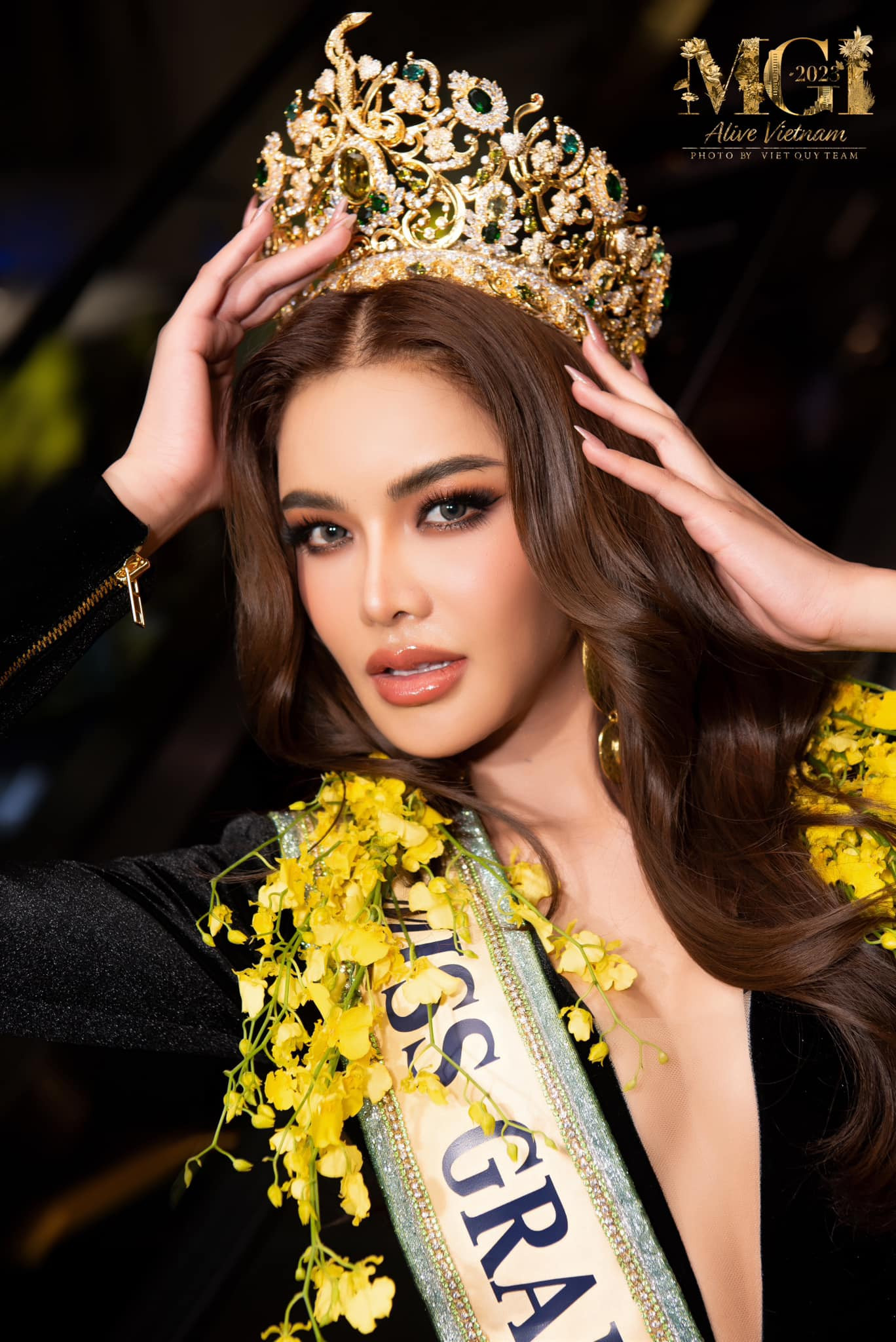 Hoa hậu Hòa bình Thái Lan 2023 Aoom Thaweeporn xuất hiện trong bộ váy màu đen xẻ vòng một quyến rũ. Aoom Thaweeporn là người đẹp có nhiều fan yêu mến. Aoom Thaweeporn năm nay 27 tuổi, có nhiều kinh nghiệm thi sắc đẹp. Aoom Thaweeporn tham dự Hoa Hậu Hòa Bình Thái Lan 2017 và giành ngôi Á hậu 3. Người đẹp sau đó đại diện Thái Lan tại cuộc thi Miss United Kingdom 2017 và tiếp tục giành giải Á hậu 3.